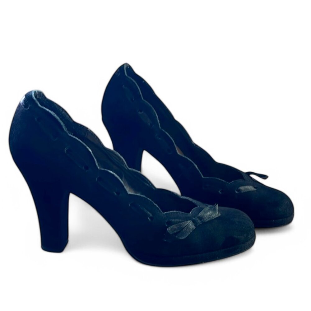 Daisy Fuentes Black Suede Scallop Laced Trim Heels Size 7